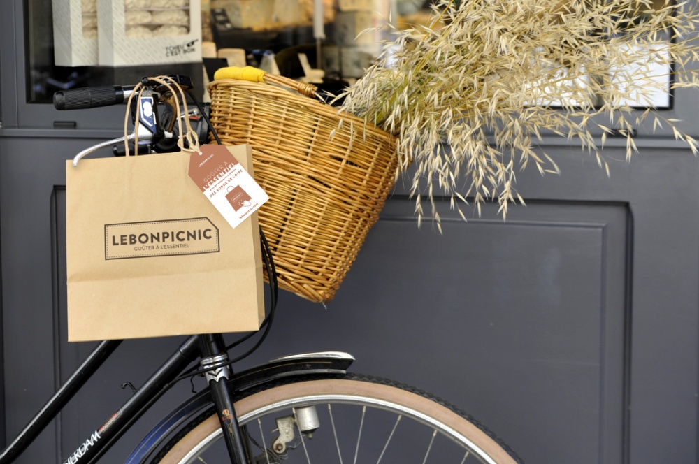 vélo avec panier et étiquette Lebonpicnic des Bords de Loire